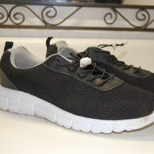 Women's black and white athletic shoes